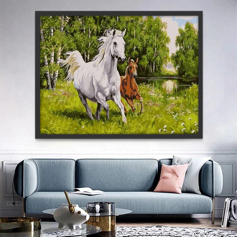 Caballo Blanco y Caballo Marrón Corriendo en Hierba Pintar por Números