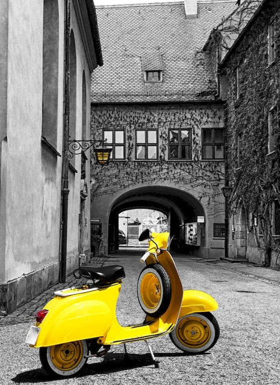 Callejón Gris y Moto Eléctrica Amarilla Pintar por Números
