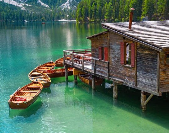 Casa de Madera y Barcos sobre Agua Pintar por Números