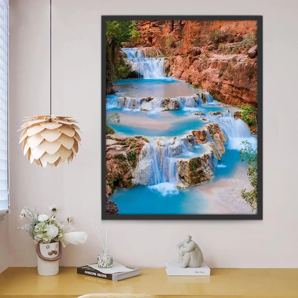 Cascada Pequeña y Rocas Rojas Pintar por Números