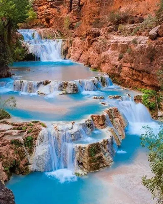 Cascada Pequeña y Rocas Rojas Pintar por Números