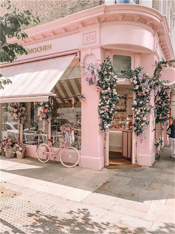 Edificio Rosado en la Esquina de Calle Pintar por Números