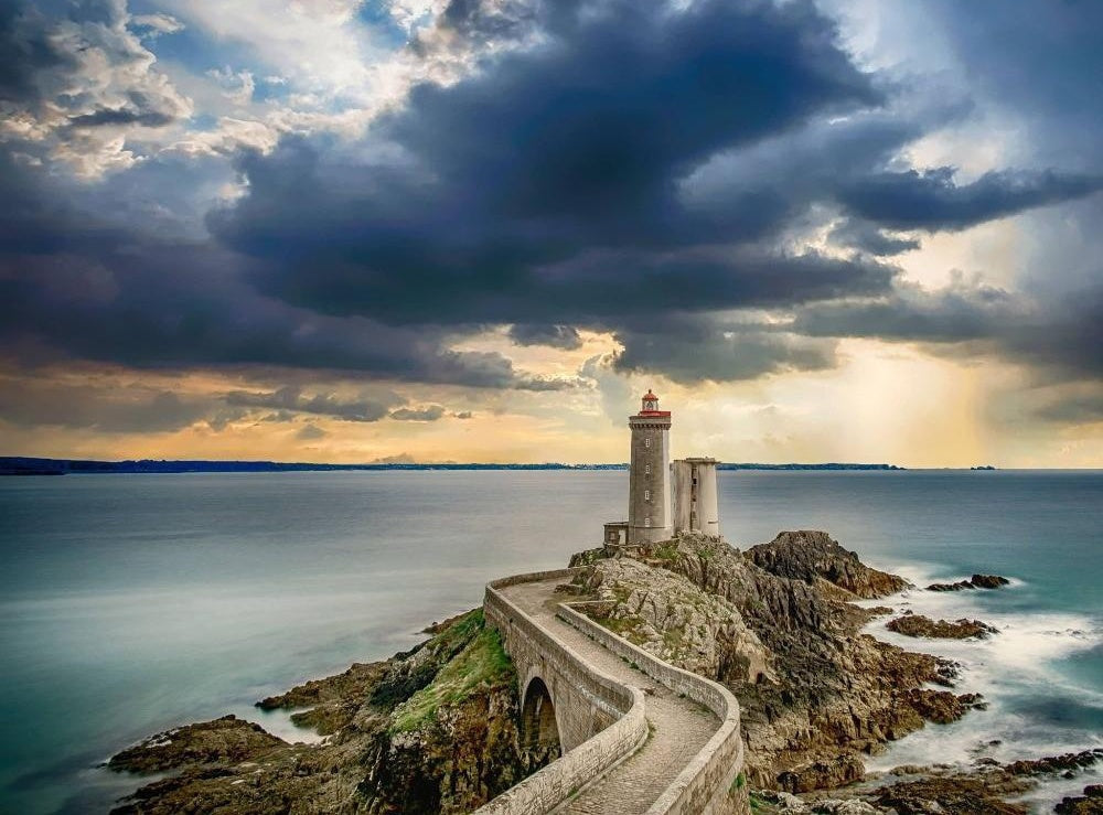 Faro en el Rompeolas en Día Nublado Pintar por Números