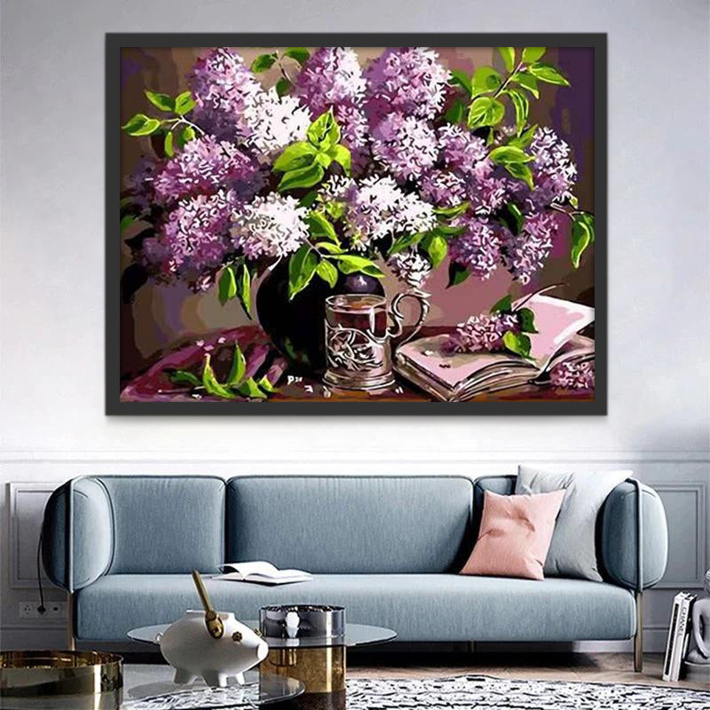 Florero Negro con Flores Moradas sobre Mesa con Libros Pintar por Números