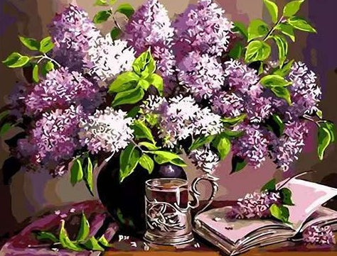 Florero Negro con Flores Moradas sobre Mesa con Libros Pintar por Números