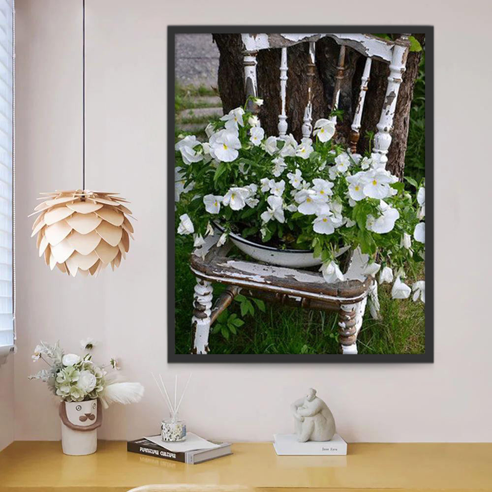Flores Blancas sobre Silla de Madera Pintar por Números