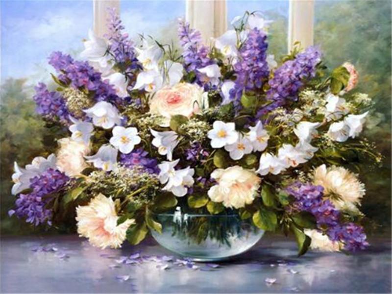 Flores Blancas y Moradas en Florero de Cristal en el Alféizar Pintar por Números