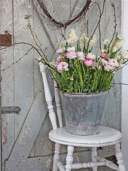 Flores en Cubo de Agua sobre Silla Blanca Pintar por Números