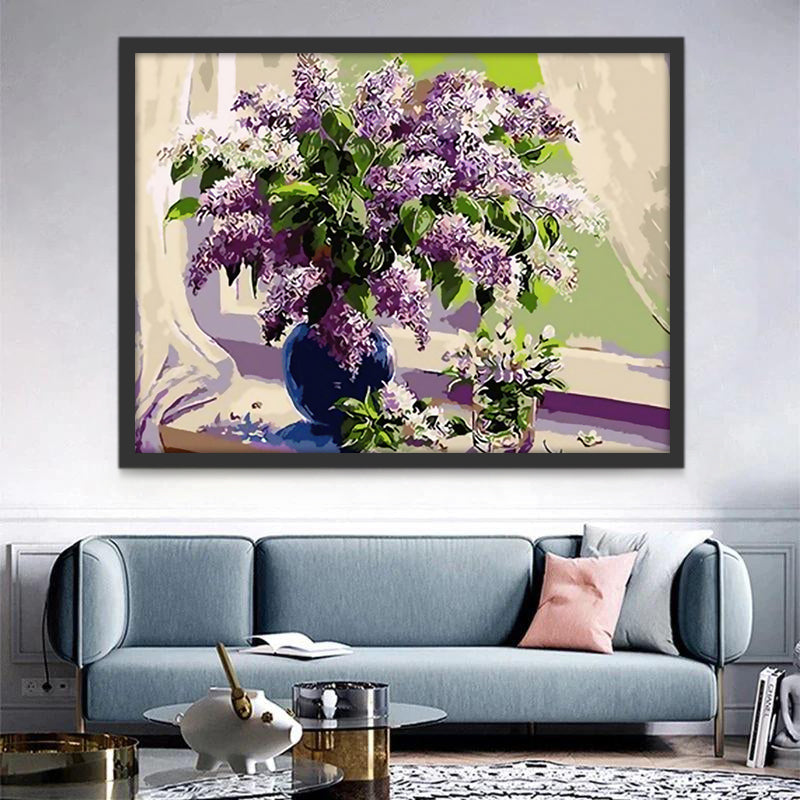 Flores Moradas en Florero Azul Oscuro sobre Alféizar Pintar por Números