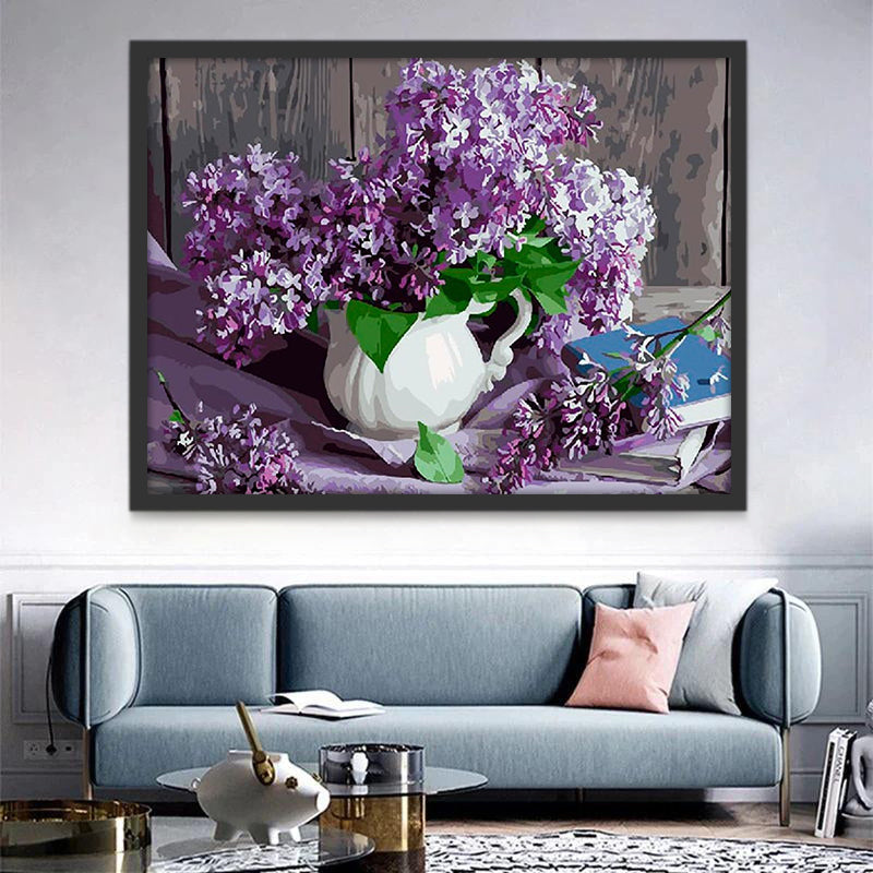 Flores Moradas en Florero Blanco sobre Mesa Pintar por Números