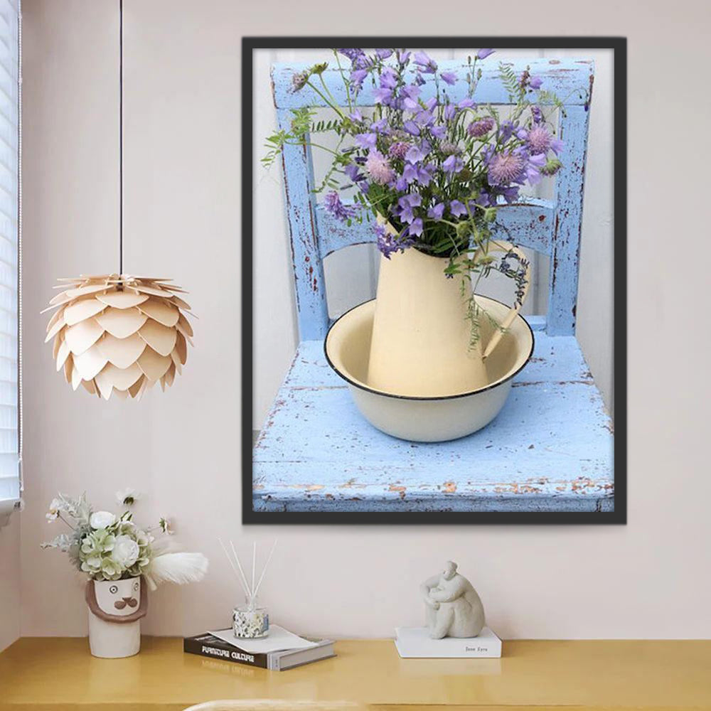 Flores Moradas en Florero sobre Silla Azul Pintar por Números