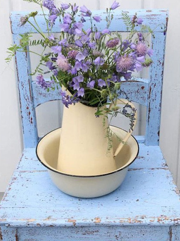 Flores Moradas en Florero sobre Silla Azul Pintar por Números