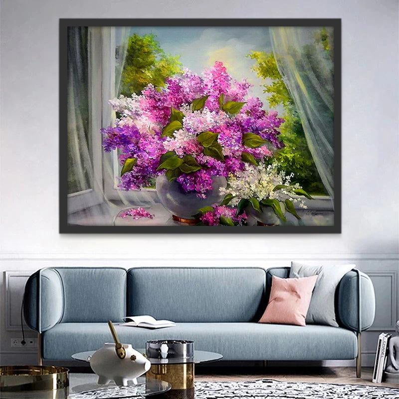 Flores Moradas en Florero y Árboles Fuera de Ventana Pintar por Números