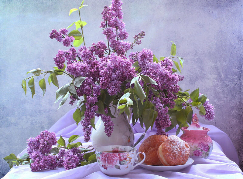 Flores Moradas sobre Mesa con Café y Postres Pintar por Números