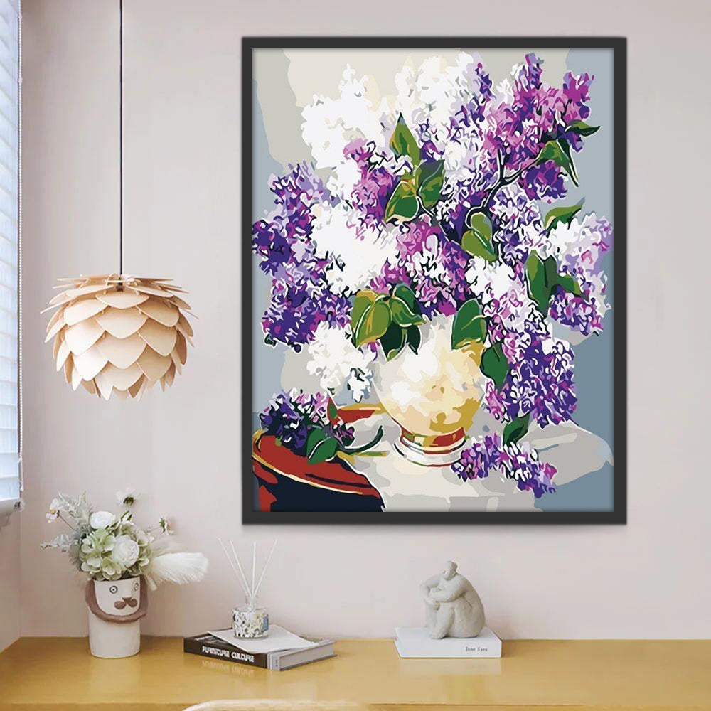 Flores Moradas y Blancas en Florero Amarillo sobre Mesa Pintar por Números