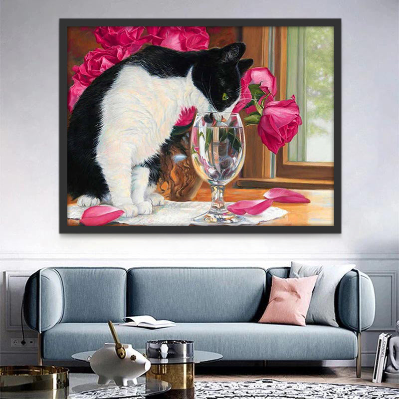 Gato Bebiendo el Agua de la Copa de Cristal y Rosas en Florero sobre Mesa Pintar por Números