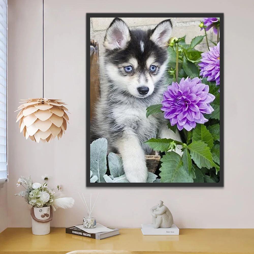 Husky Pequeño y Flores Moradas con Hojas Verdes Pintar por Números