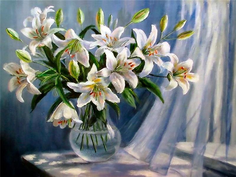 Lirios Blancos en Florero de Cristal sobre Alféizar al Sol Pintar por Números