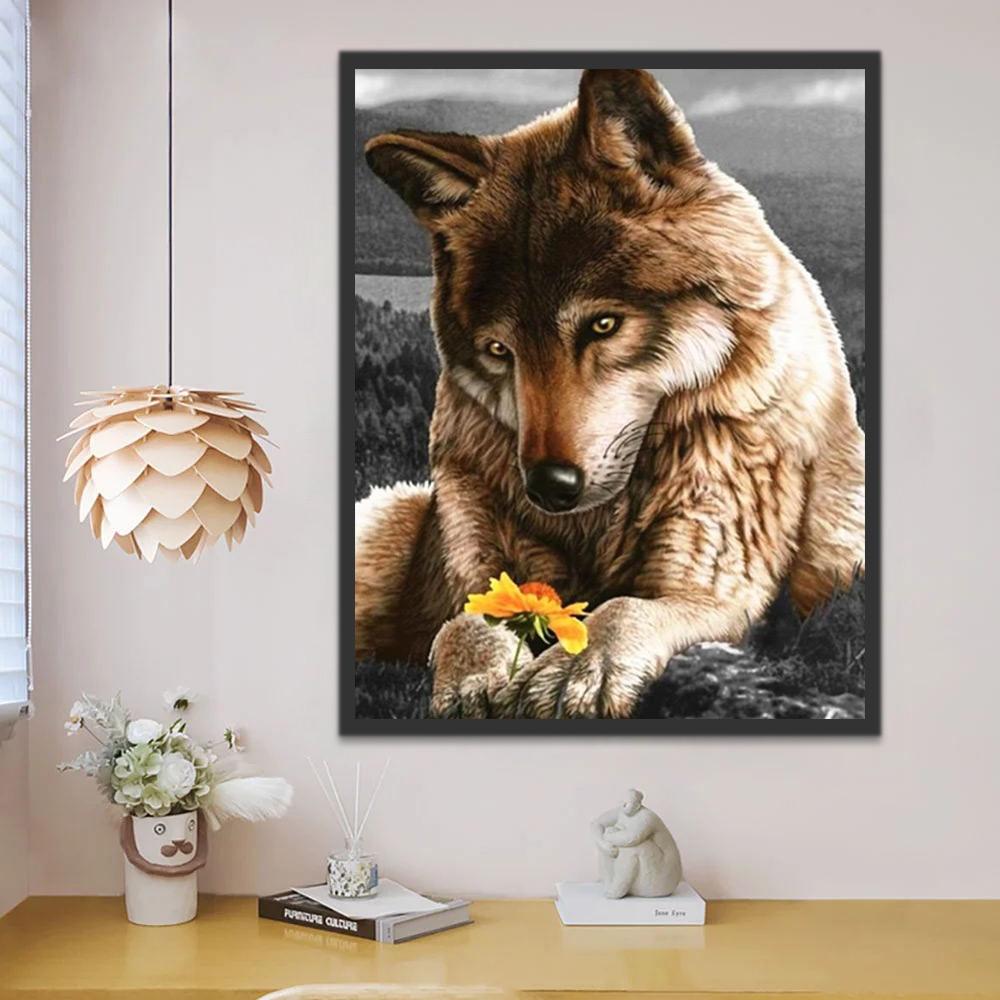 Lobo Observando Flor Amarilla en Su Garra Pintar por Números