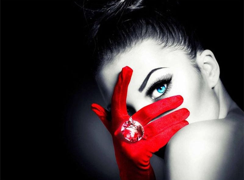 Mujer de Ojos Azules con Guantes Rojos Pintar por Números