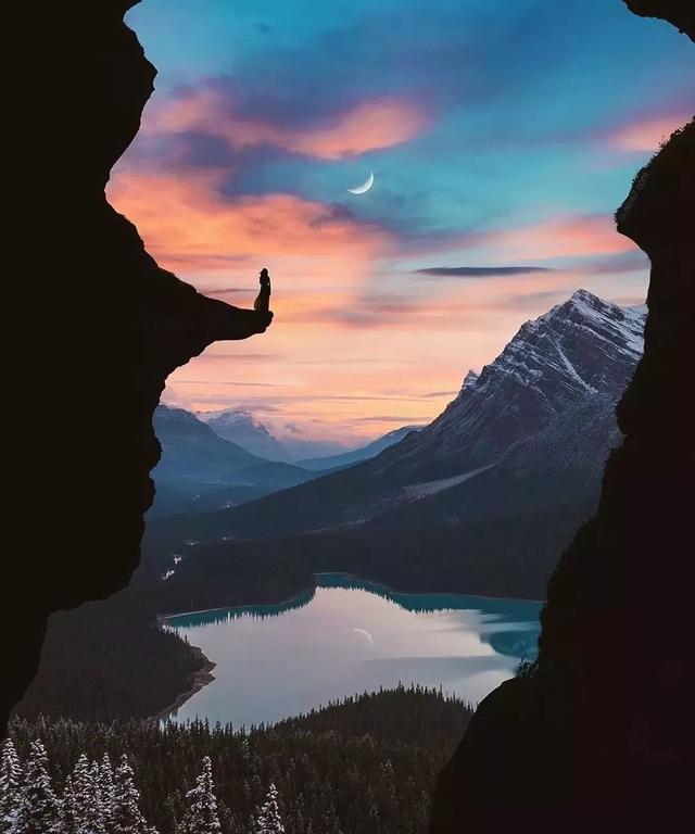 Mujer sobre Precipicio Mirando la Luna Pintar por Números