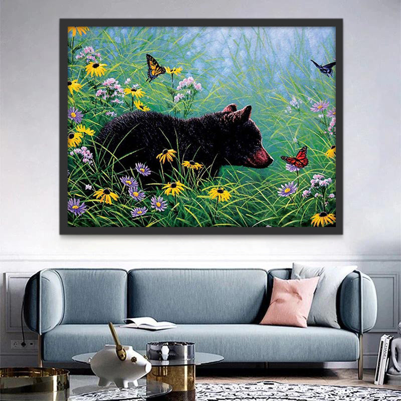 Oso Negro Pequeño Observando Mariposas entre las Flores Pintar por Números