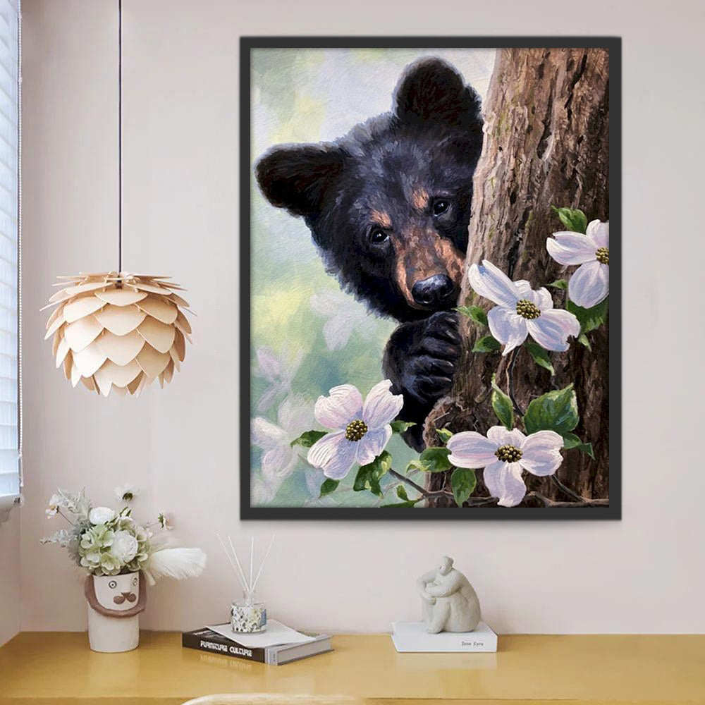 Oso Pequeño Detrás de Árbol y Flores Blancas Pintar por Números