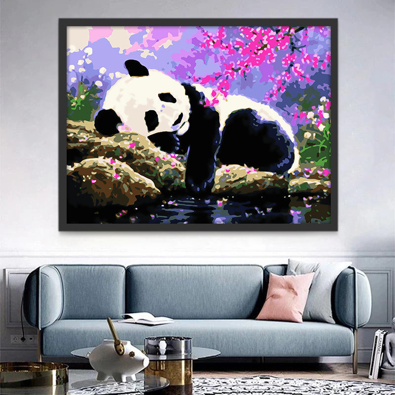 Panda Acostado al Lado de Agua Mirando Flores Rosadas Pintar por Números