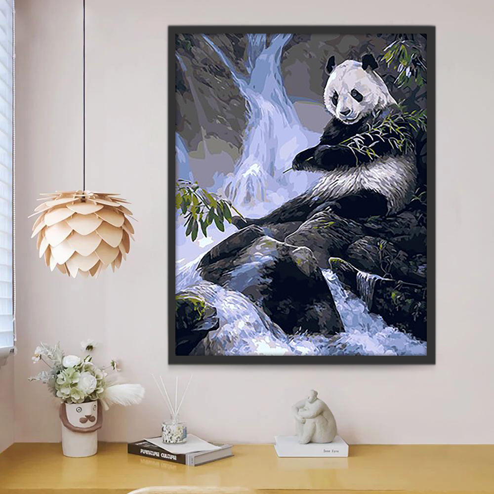 Panda Sentado sobre Roca al Lado de Cascada Pintar por Números