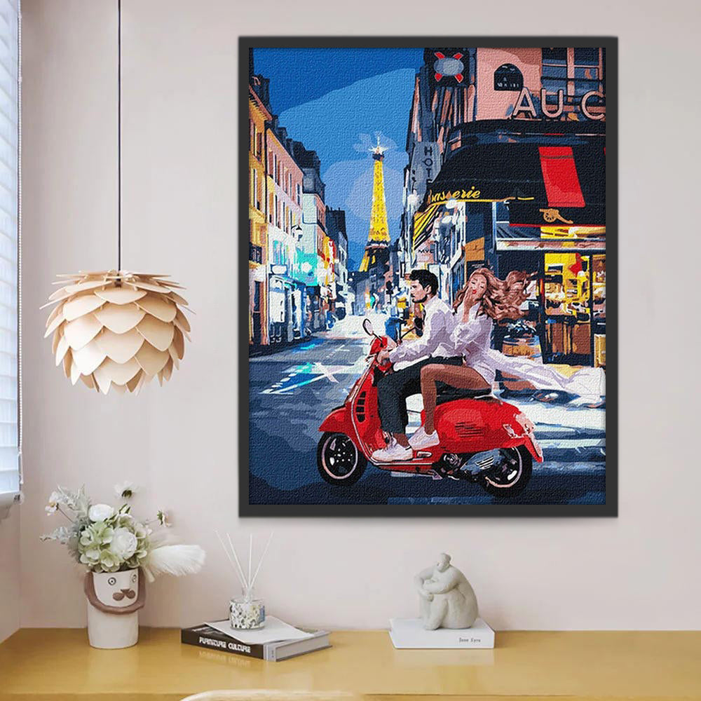 Pareja sobre Moto Eléctrica en la Calle Pintar por Números