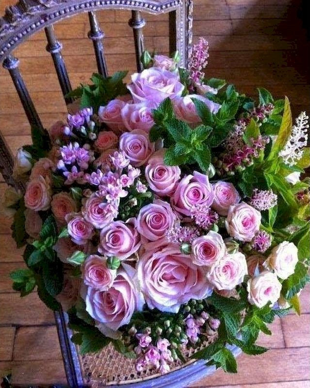 Ramo Hermoso de Rosas Rosadas sobre Silla Pintar por Números