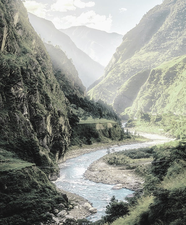 Río entre Las Montañas con la Niebla Pintar por Números