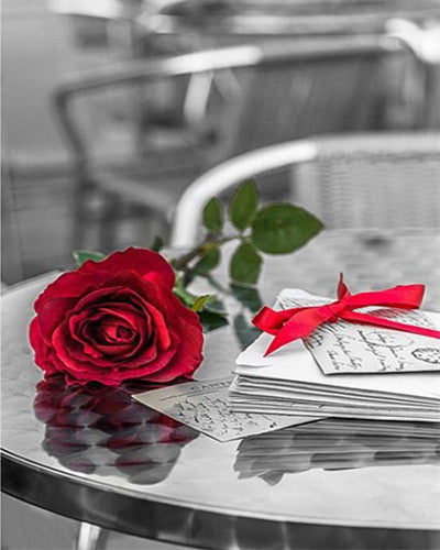 Rosa Roja y Cartas con Cinta Roja sobre Mesa Pintar por Números