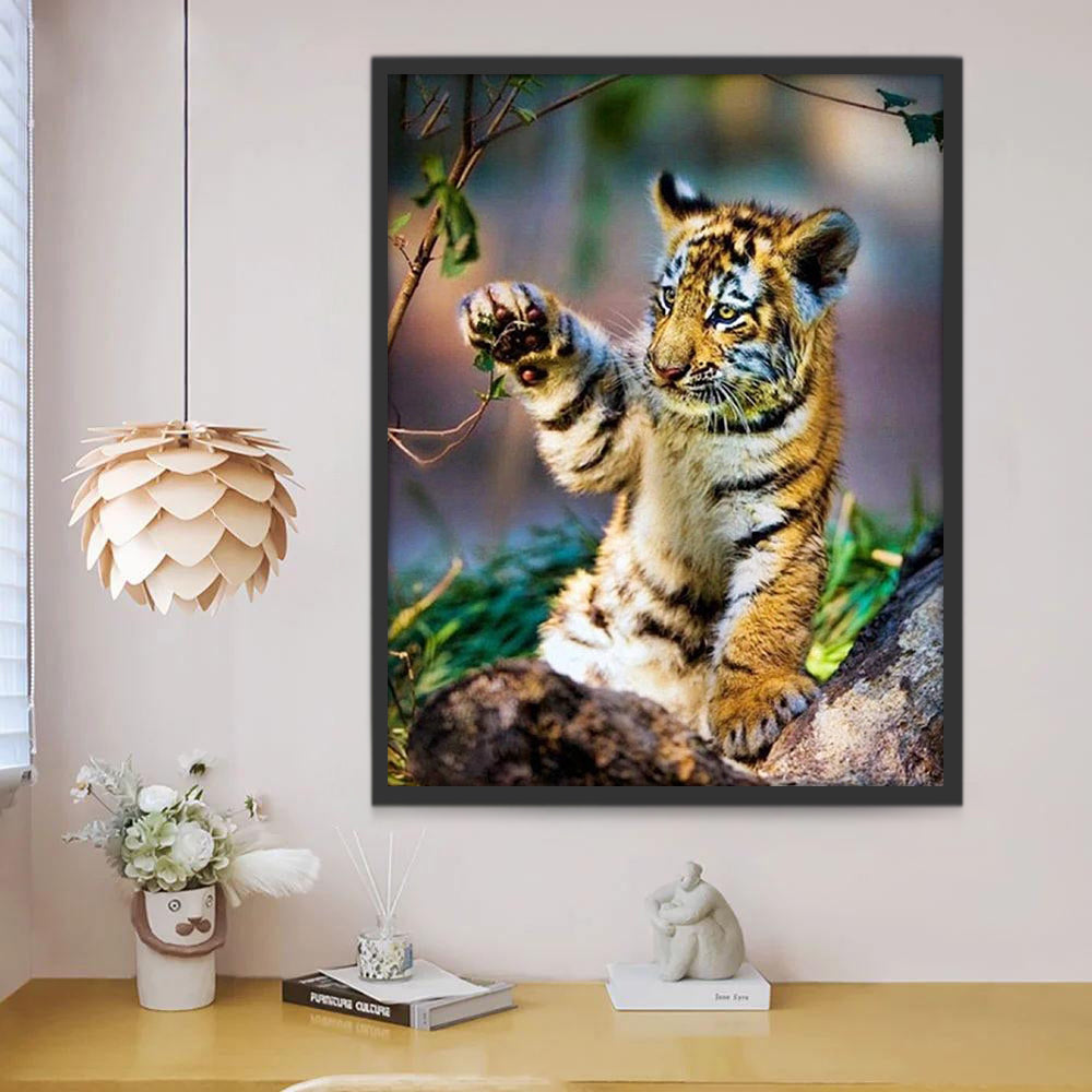 Tigre Pequeño Tocando Rama de Árbol Pintar por Números