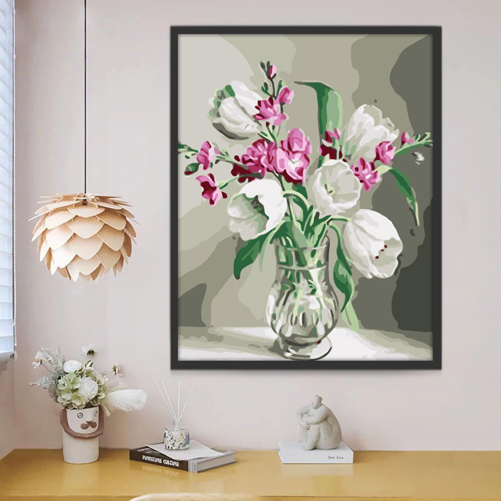 Tulipanes Blancos y Flores Moradas en Florero de Vidrio Pintar por Números