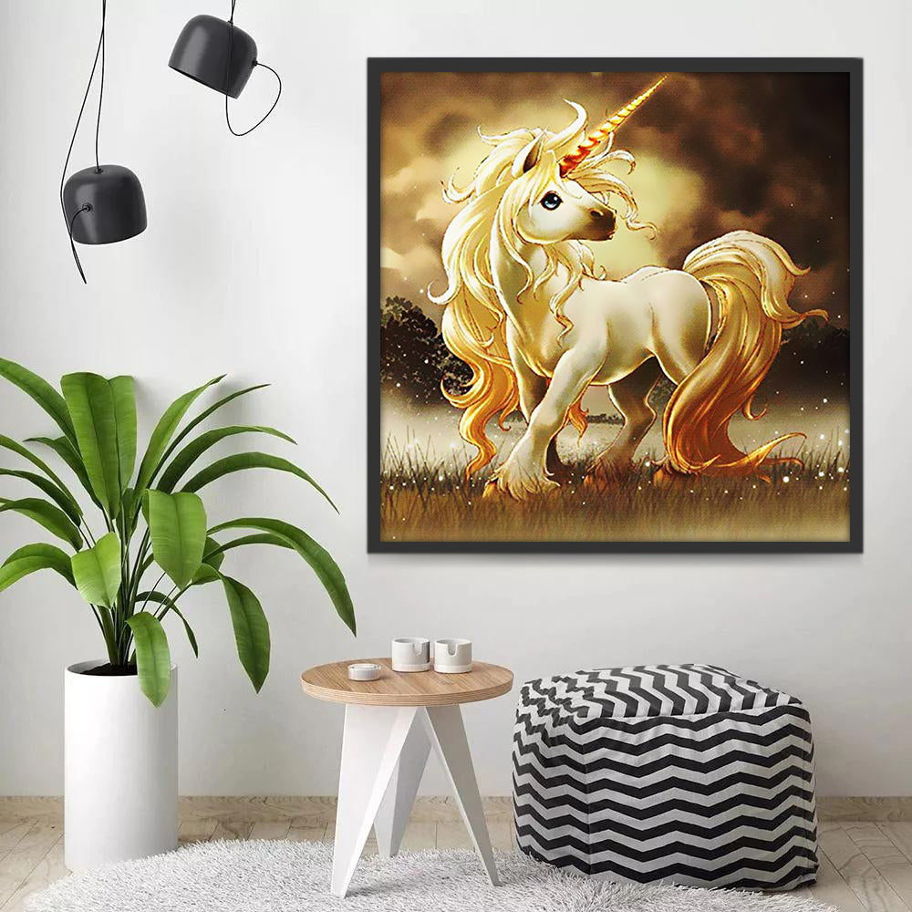 Unicornio Dorado Mirando Detrás en el Césped Pintar por Números